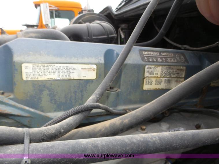 image for item J8967 2002 Freightliner Columbia semi truck