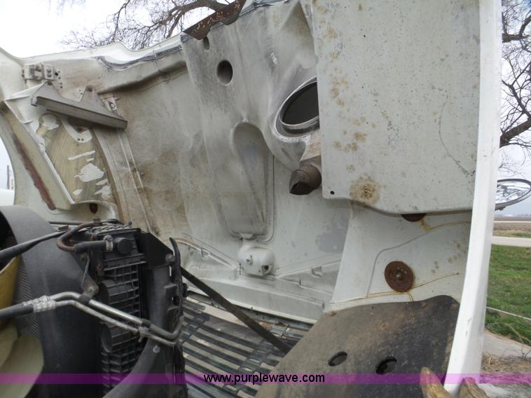 image for item J8967 2002 Freightliner Columbia semi truck