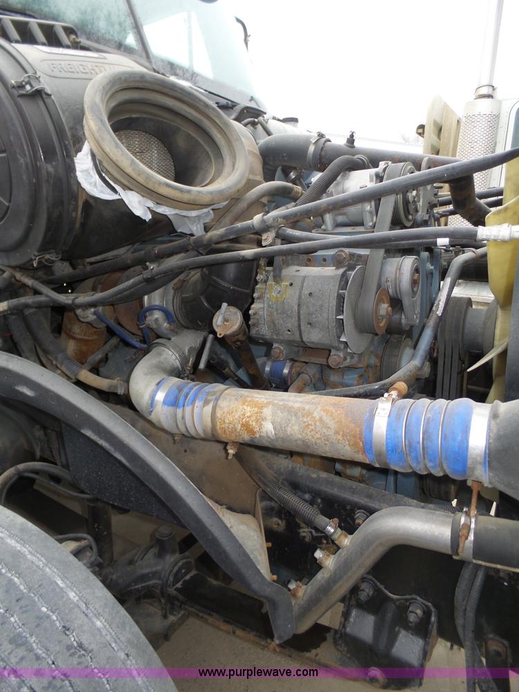 image for item J8967 2002 Freightliner Columbia semi truck