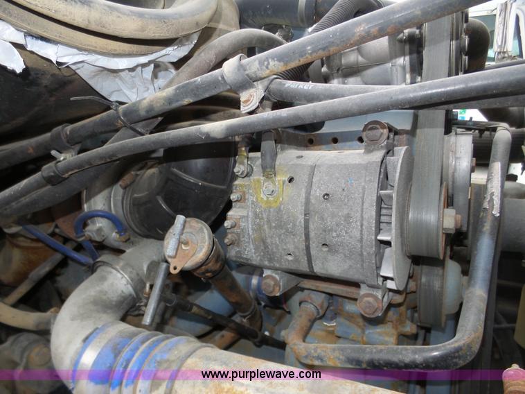 image for item J8967 2002 Freightliner Columbia semi truck