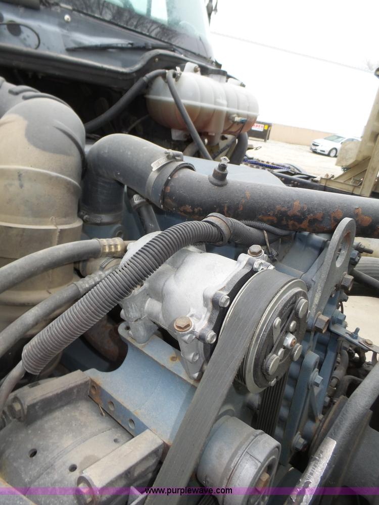 image for item J8967 2002 Freightliner Columbia semi truck