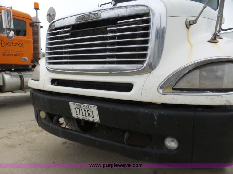 image for item J8967 2002 Freightliner Columbia semi truck