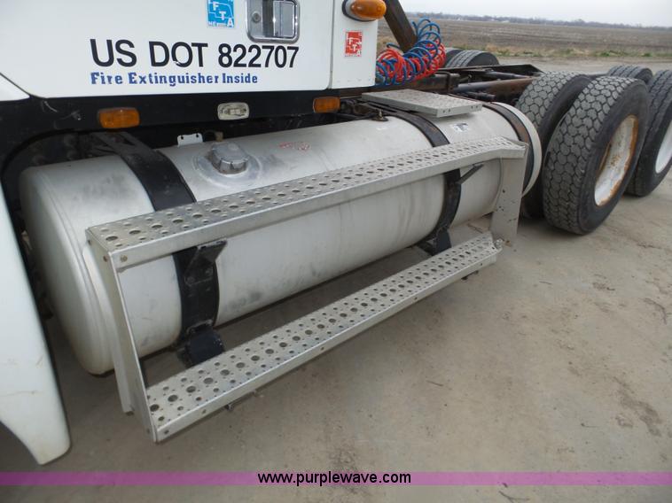 image for item J8967 2002 Freightliner Columbia semi truck