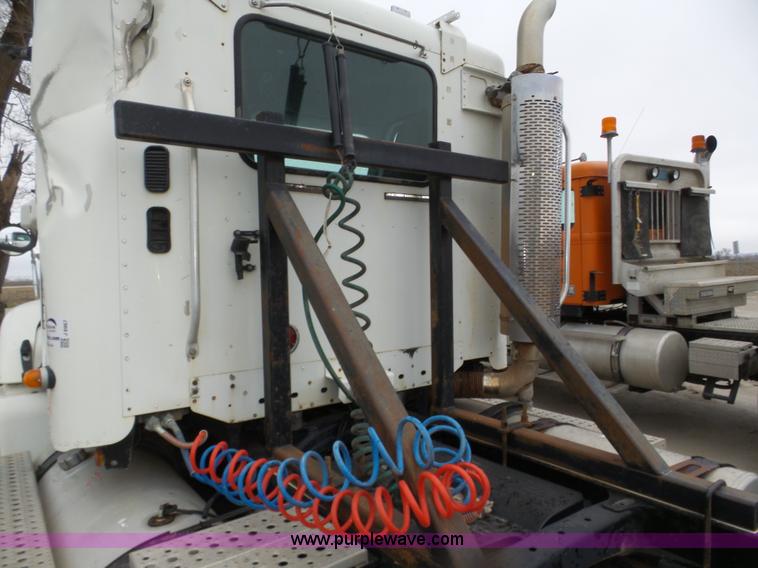 image for item J8967 2002 Freightliner Columbia semi truck