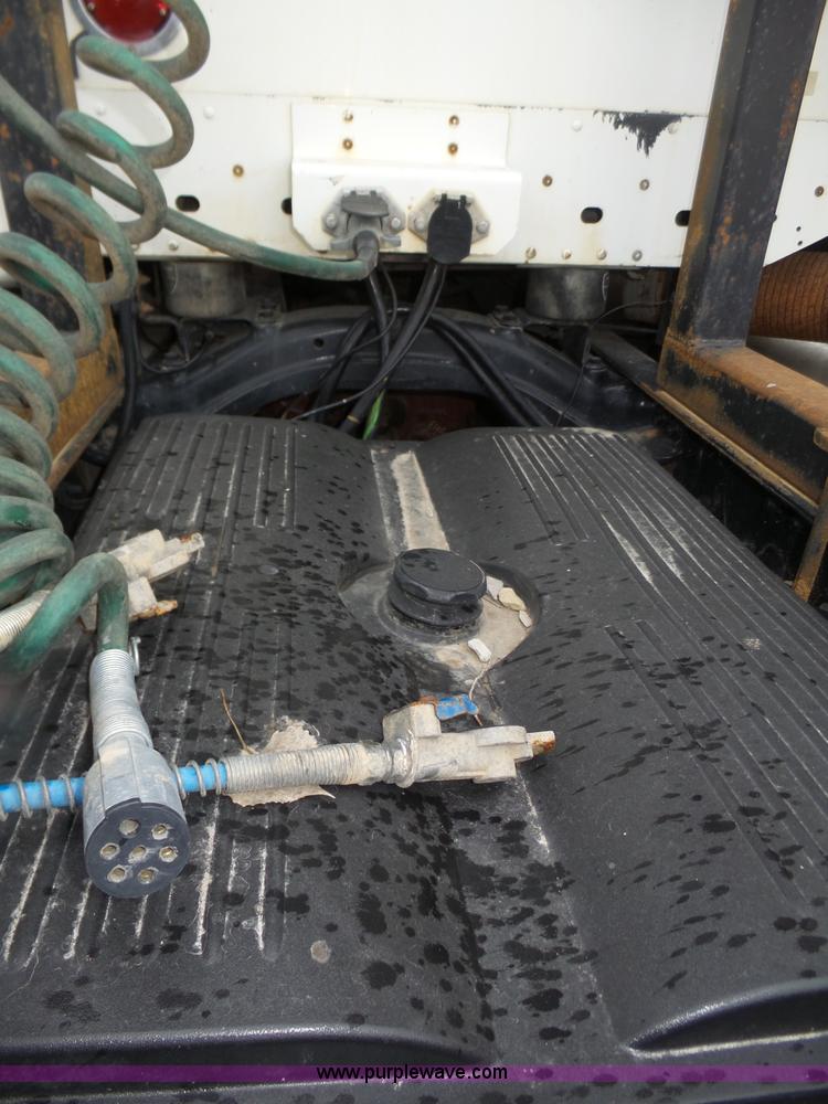 image for item J8967 2002 Freightliner Columbia semi truck