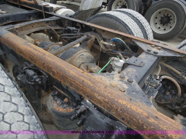 image for item J8967 2002 Freightliner Columbia semi truck