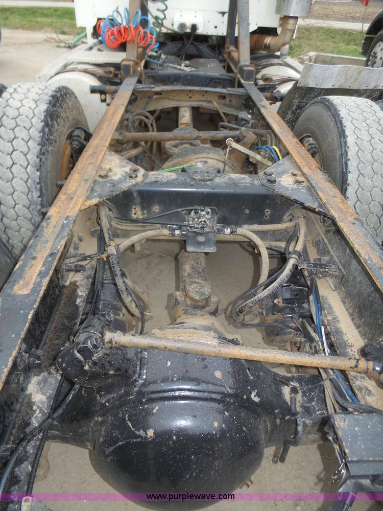 image for item J8967 2002 Freightliner Columbia semi truck