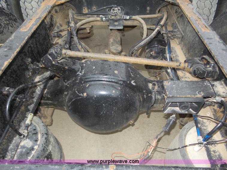 image for item J8967 2002 Freightliner Columbia semi truck