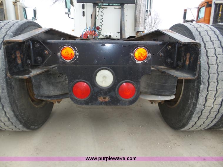 image for item J8967 2002 Freightliner Columbia semi truck