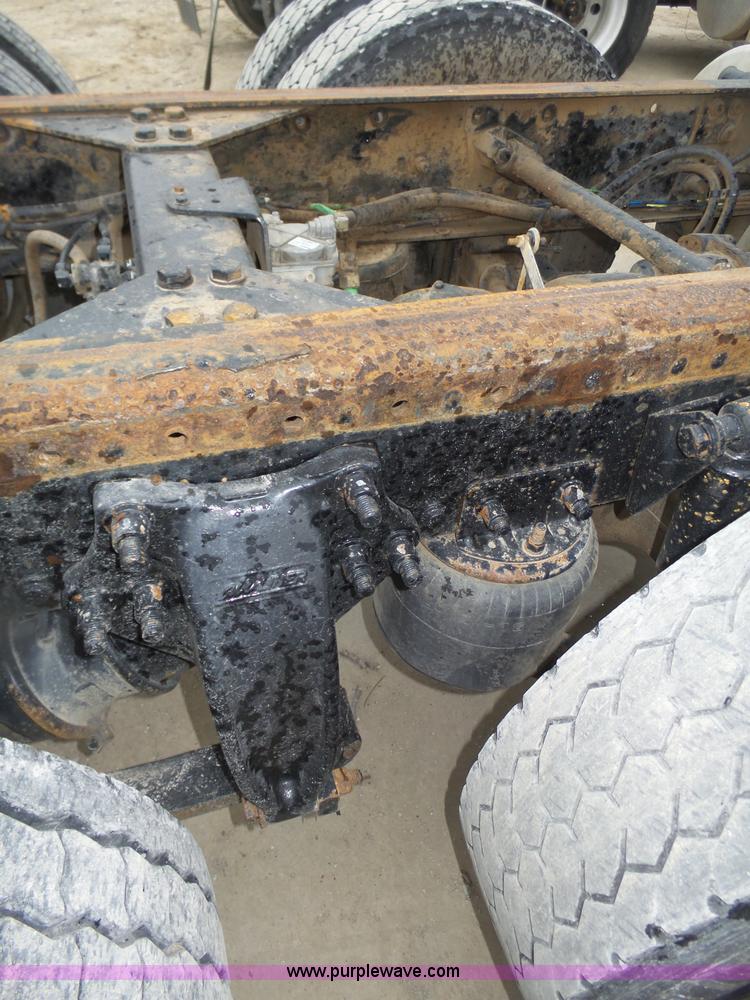 image for item J8967 2002 Freightliner Columbia semi truck