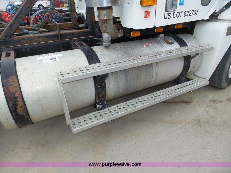 image for item J8967 2002 Freightliner Columbia semi truck