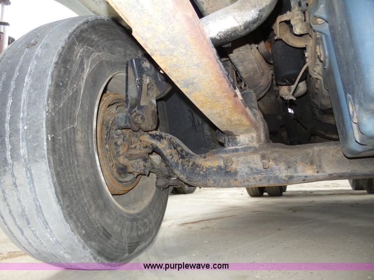 image for item J8967 2002 Freightliner Columbia semi truck