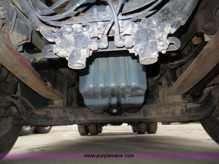 image for item J8967 2002 Freightliner Columbia semi truck