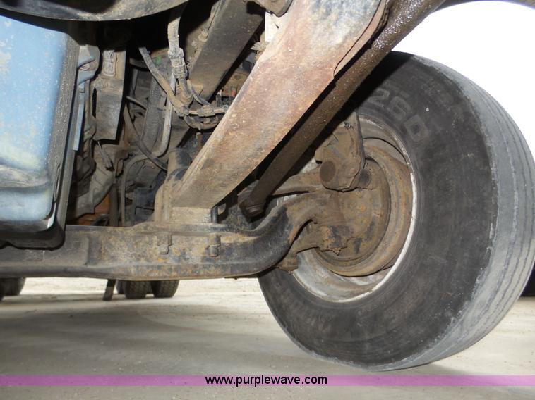 image for item J8967 2002 Freightliner Columbia semi truck