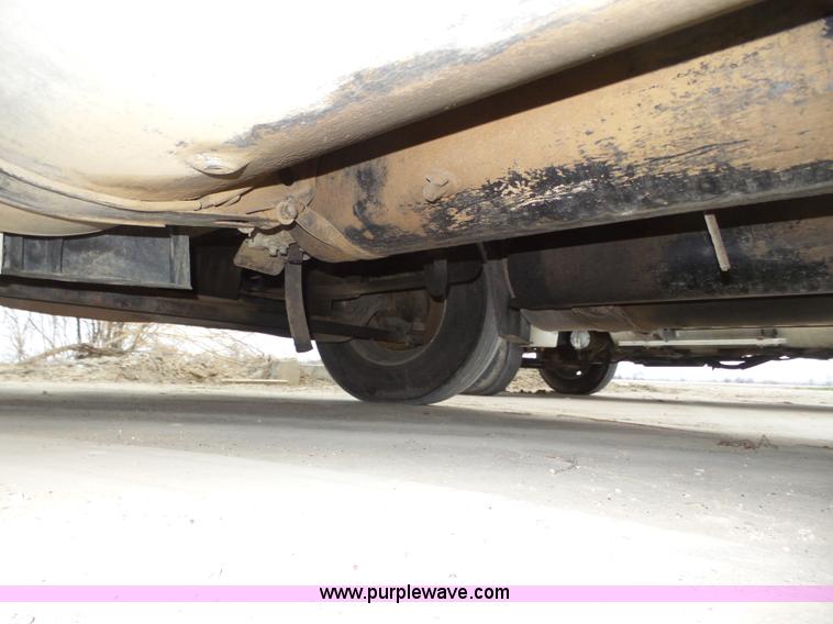 image for item J8967 2002 Freightliner Columbia semi truck