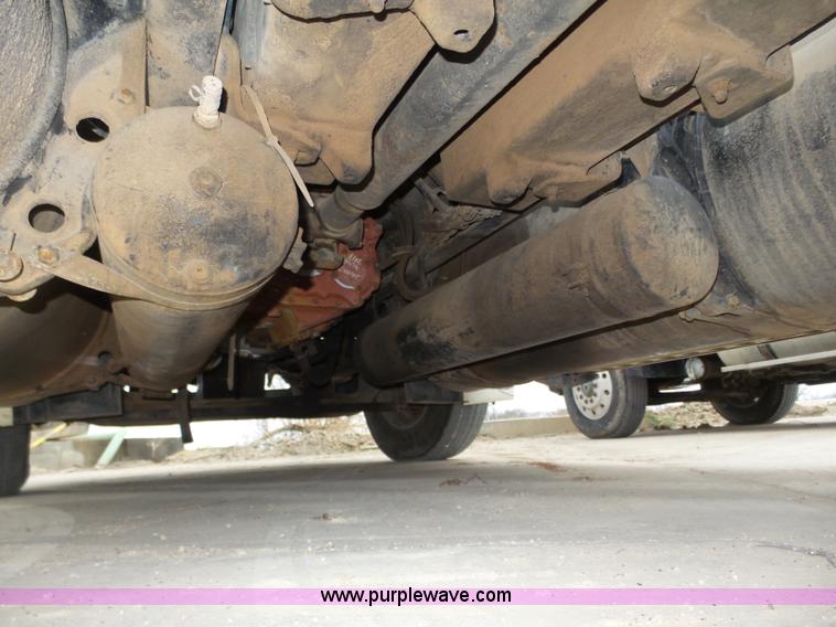 image for item J8967 2002 Freightliner Columbia semi truck