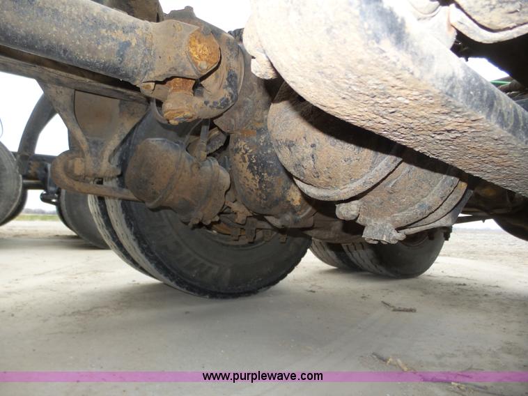 image for item J8967 2002 Freightliner Columbia semi truck