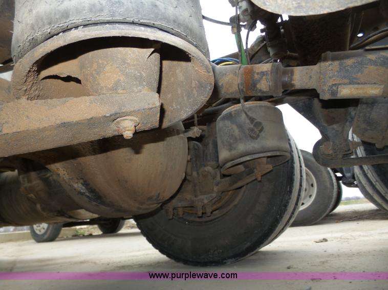 image for item J8967 2002 Freightliner Columbia semi truck