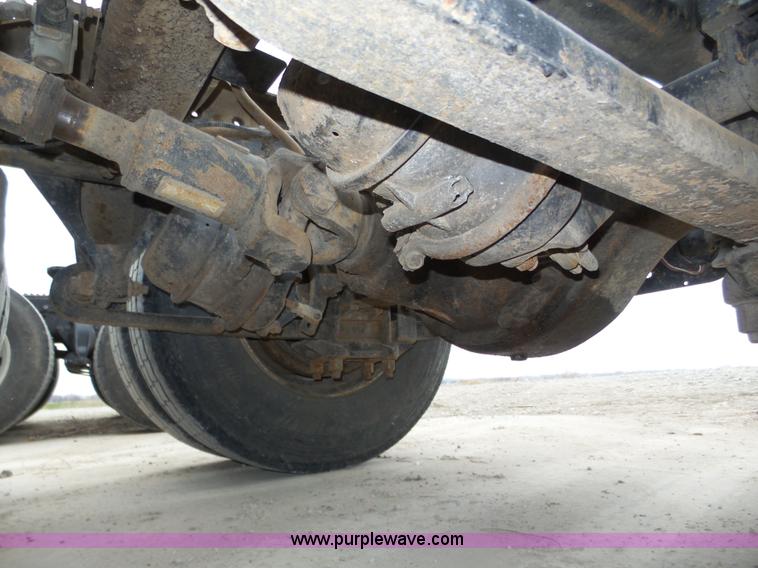 image for item J8967 2002 Freightliner Columbia semi truck