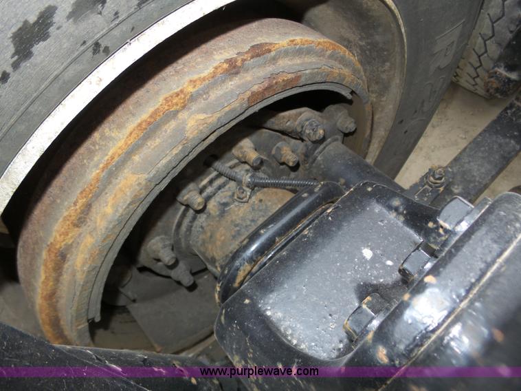 image for item J8967 2002 Freightliner Columbia semi truck