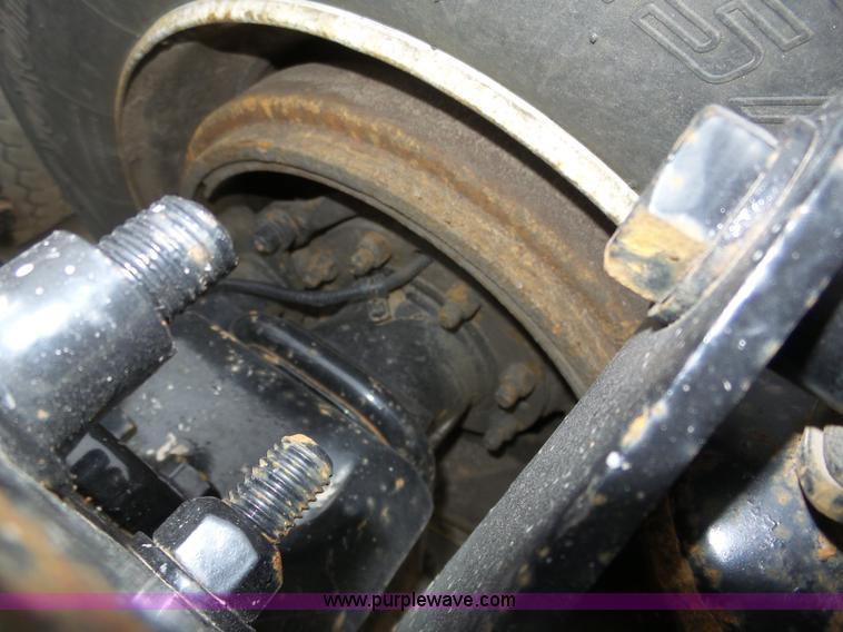 image for item J8967 2002 Freightliner Columbia semi truck