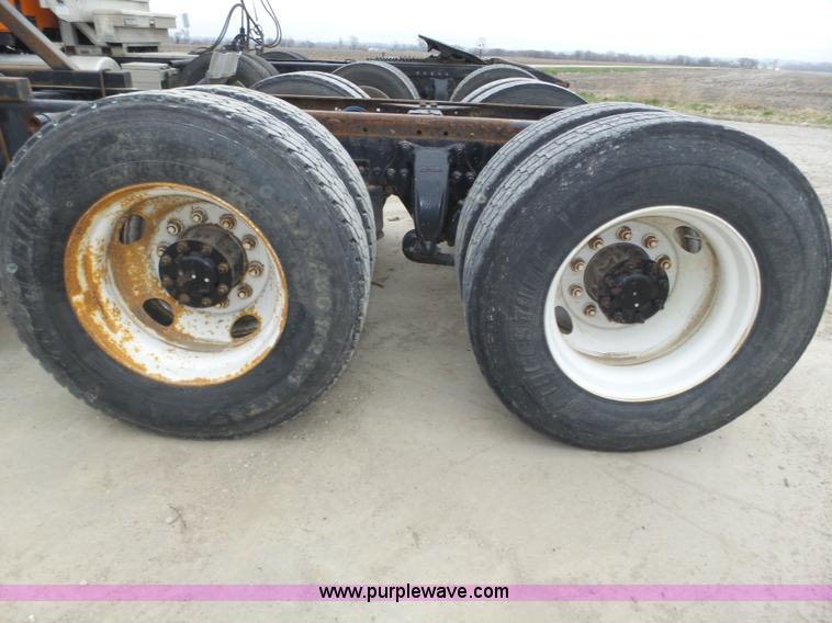 image for item J8967 2002 Freightliner Columbia semi truck