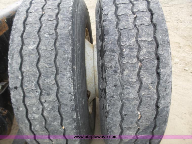 image for item J8967 2002 Freightliner Columbia semi truck