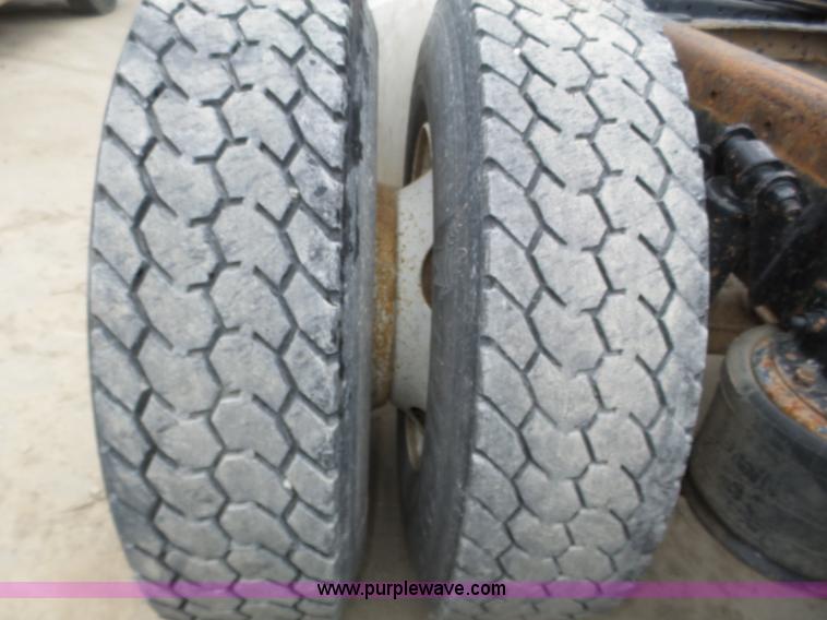 image for item J8967 2002 Freightliner Columbia semi truck