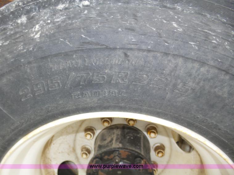 image for item J8967 2002 Freightliner Columbia semi truck