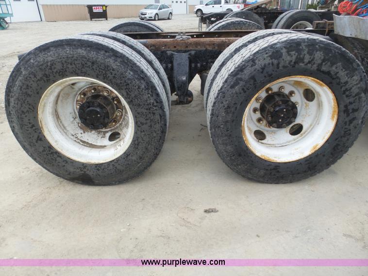 image for item J8967 2002 Freightliner Columbia semi truck