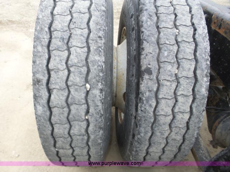 image for item J8967 2002 Freightliner Columbia semi truck