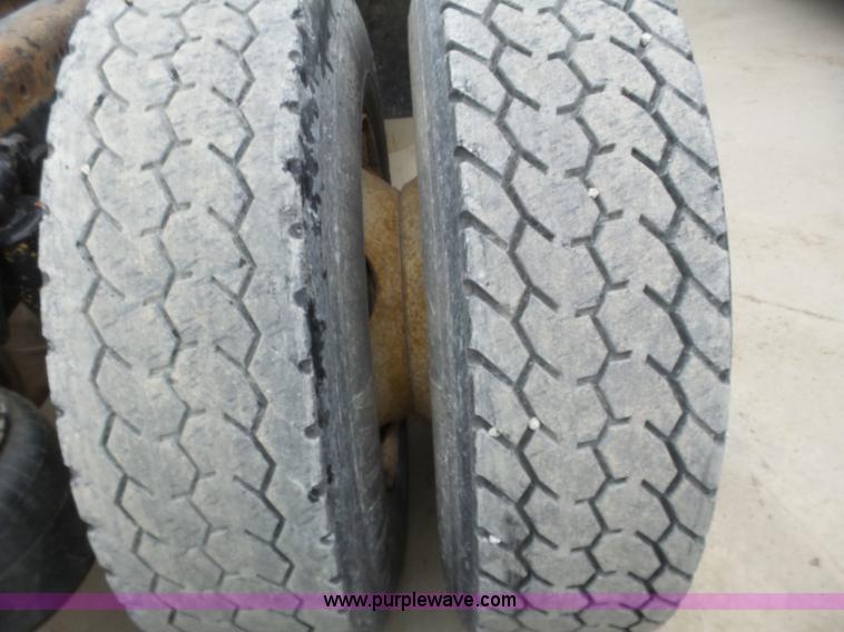 image for item J8967 2002 Freightliner Columbia semi truck