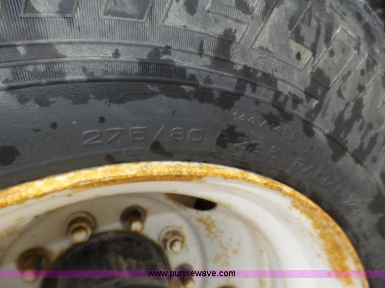 image for item J8967 2002 Freightliner Columbia semi truck