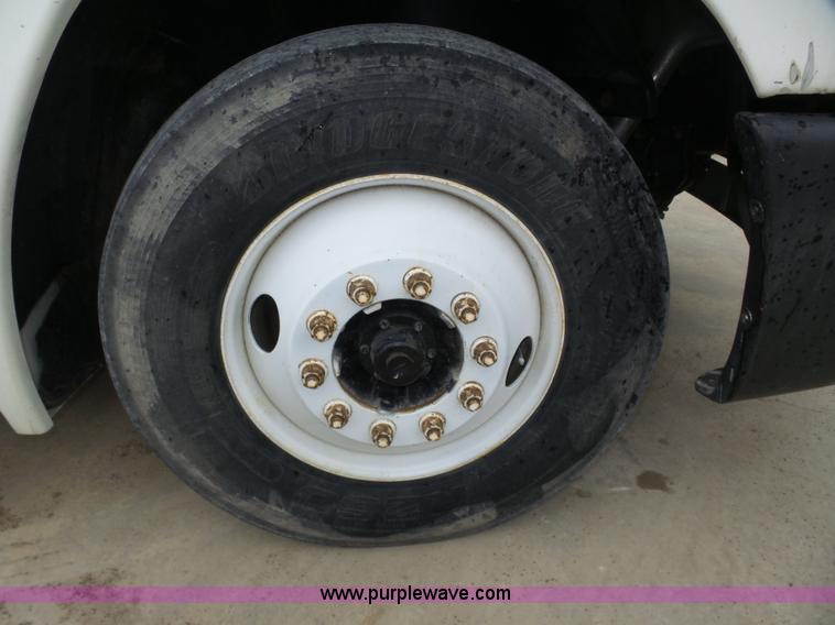 image for item J8967 2002 Freightliner Columbia semi truck