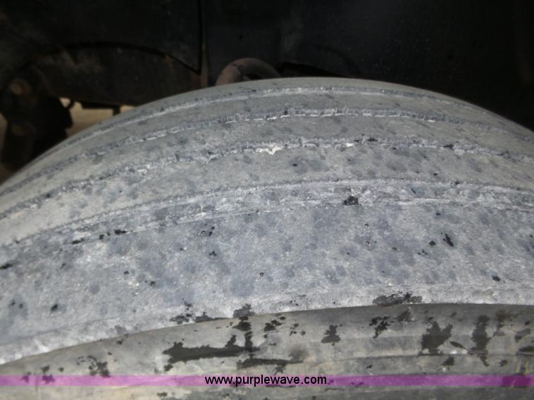 image for item J8967 2002 Freightliner Columbia semi truck