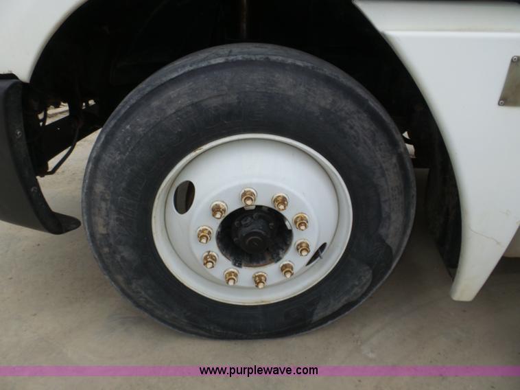 image for item J8967 2002 Freightliner Columbia semi truck