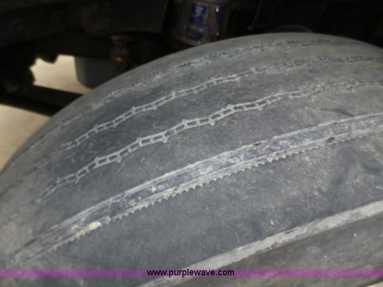 image for item J8967 2002 Freightliner Columbia semi truck