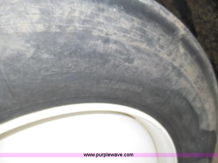 image for item J8967 2002 Freightliner Columbia semi truck