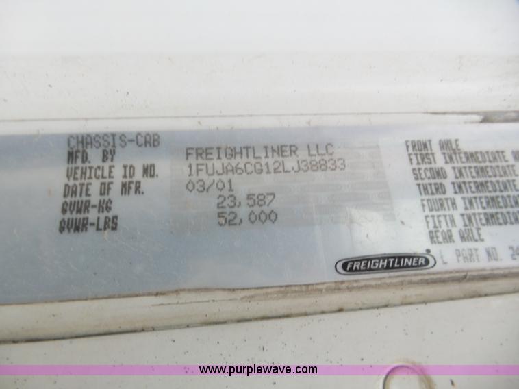 image for item J8967 2002 Freightliner Columbia semi truck