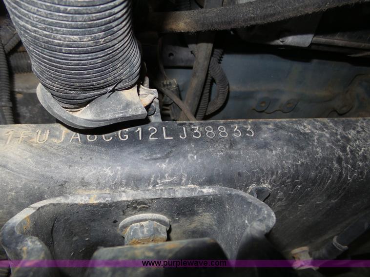 image for item J8967 2002 Freightliner Columbia semi truck