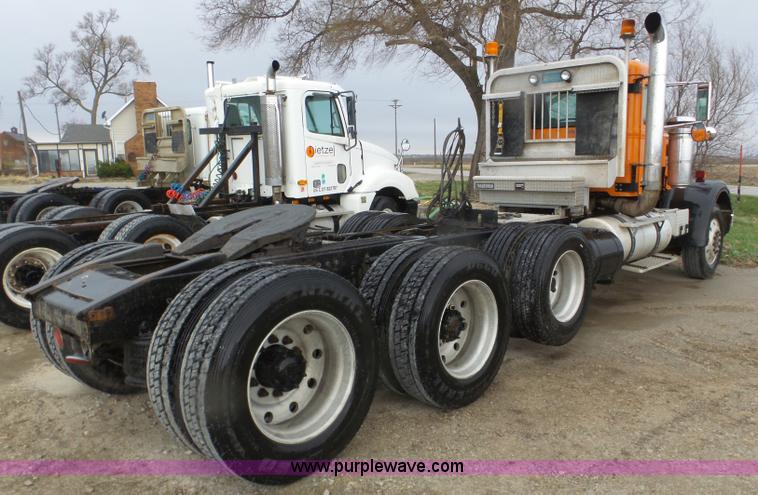 image for item J8968 1984 Volvo Autocar AT64FX semi truck