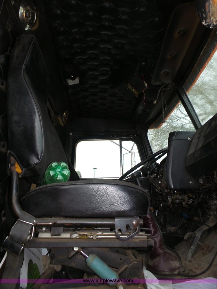 image for item J8968 1984 Volvo Autocar AT64FX semi truck