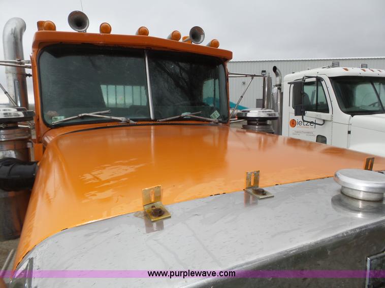 image for item J8968 1984 Volvo Autocar AT64FX semi truck