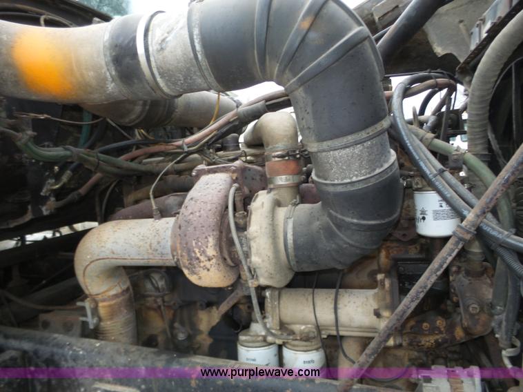 image for item J8968 1984 Volvo Autocar AT64FX semi truck