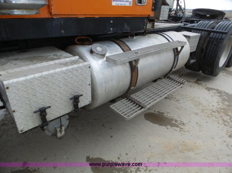 image for item J8968 1984 Volvo Autocar AT64FX semi truck