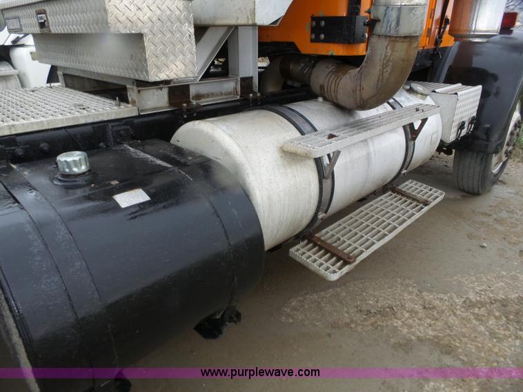 image for item J8968 1984 Volvo Autocar AT64FX semi truck