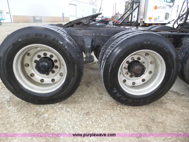 image for item J8968 1984 Volvo Autocar AT64FX semi truck