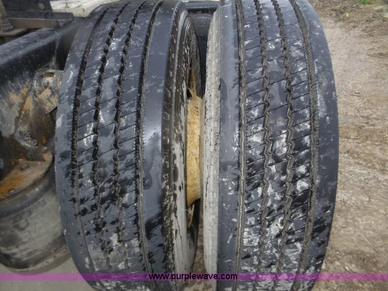 image for item J8968 1984 Volvo Autocar AT64FX semi truck