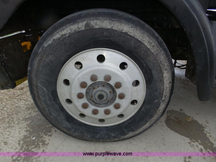 image for item J8968 1984 Volvo Autocar AT64FX semi truck