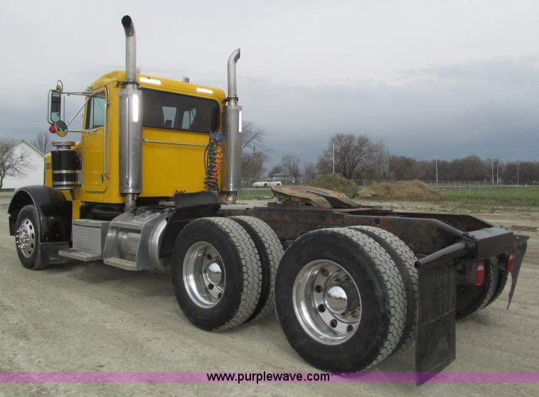 image for item J8978 2003 Peterbilt 379 semi truck